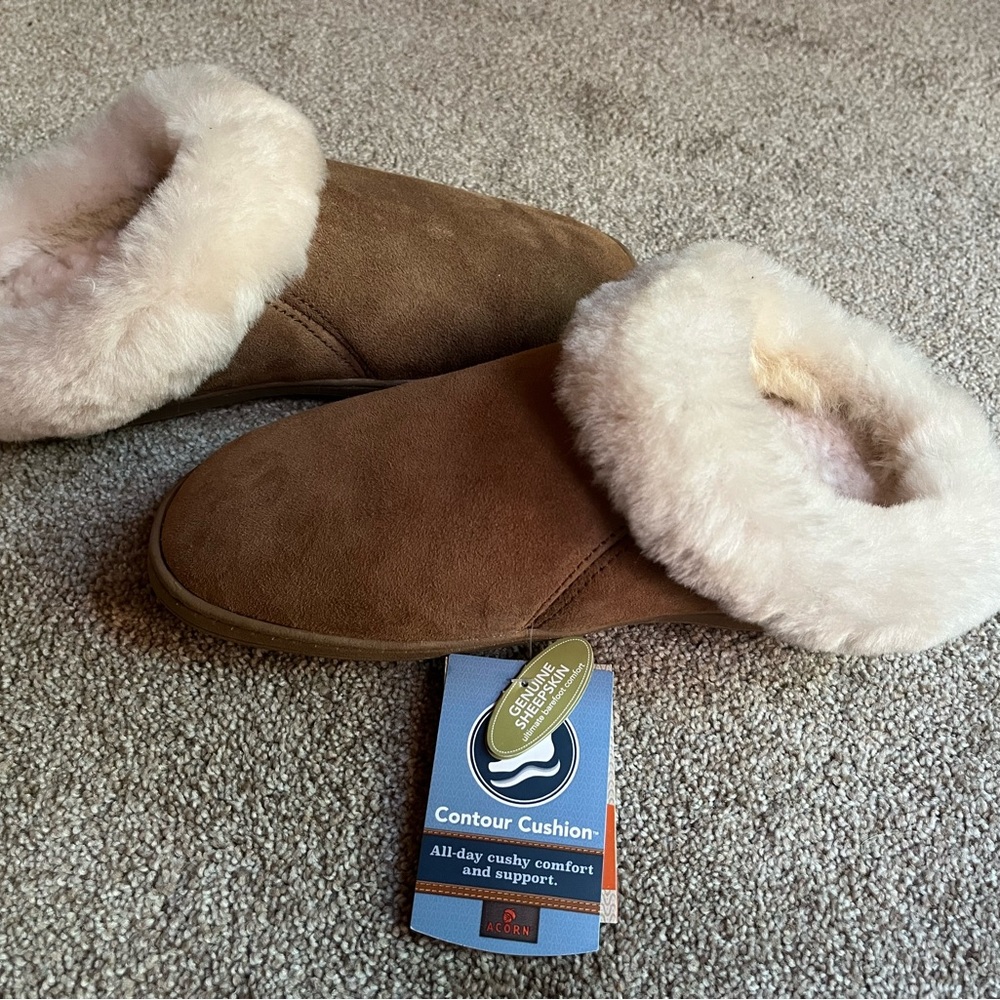 Women’s Acorn Ewe Collar sheepskin slipper size 8
